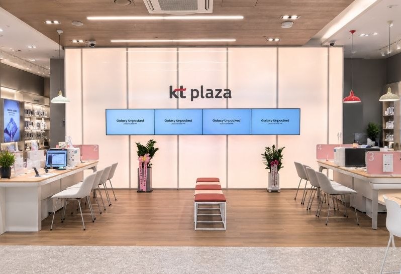 우리 아이 첫 스마트폰부터 효도폰까지, KT플라자 위례점 KT플라자 위례점 매장 내부, 가족 단위 상담 공간